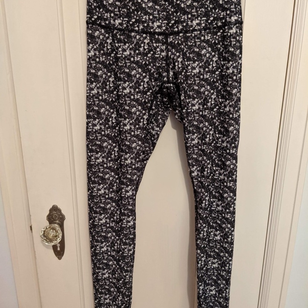 Size 6 Lululemon Wunder Under Pant (Hi-Rise)